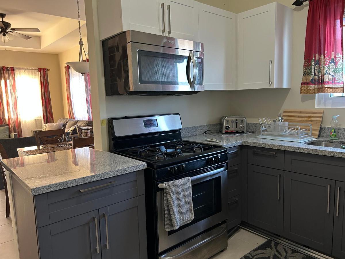 Seamist Villa @Oceanpointe Lucea Comfy 2Br W/Pool Gym & Parking Exteriör bild